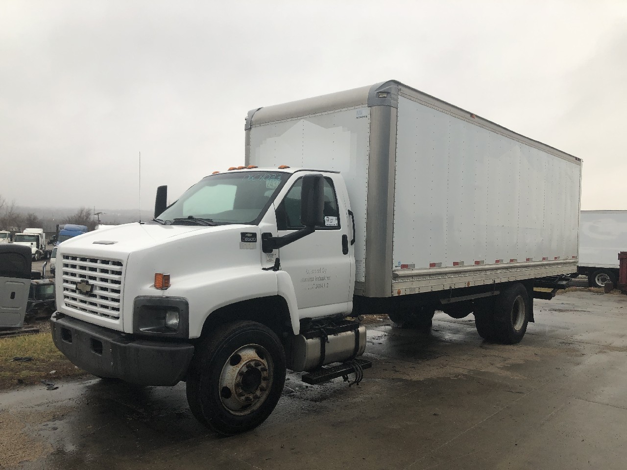 The Amazing 2009 Chevrolet C6500 Box Truck 13’6″: A Big Helper for Moving Things